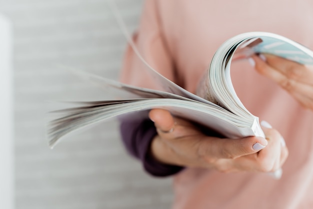 Foto vrouw die een tijdschrift leest