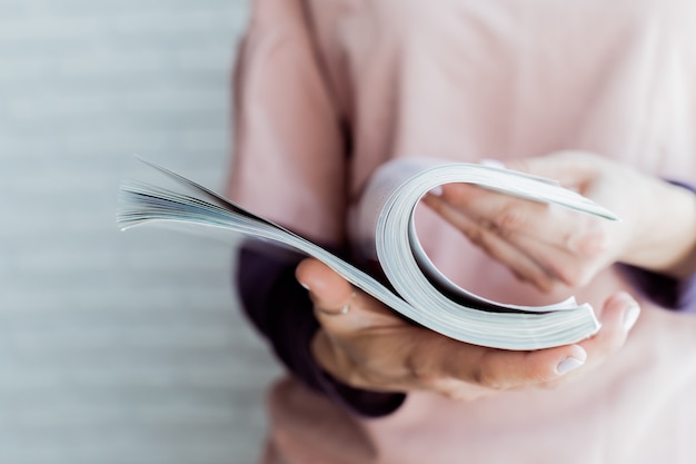 Vrouw die een tijdschrift leest