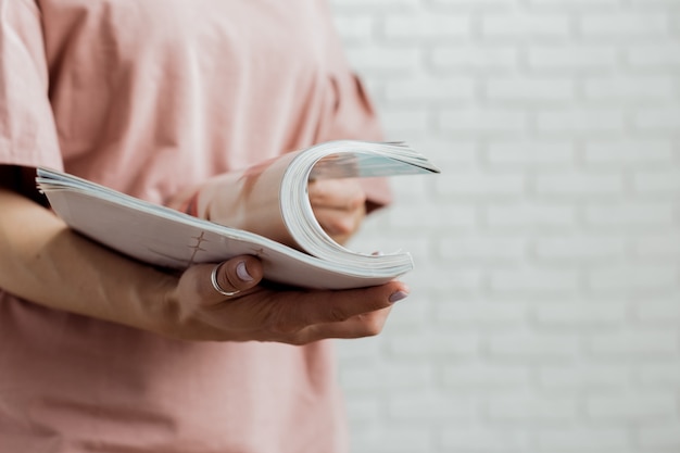 Vrouw die een tijdschrift leest