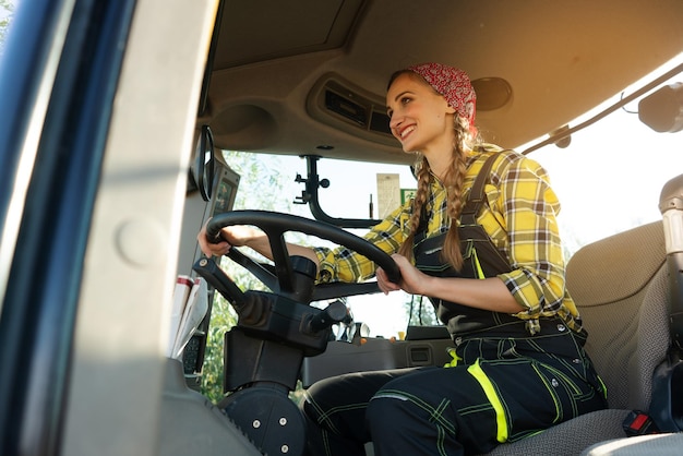 Vrouw die een tractor rijdt