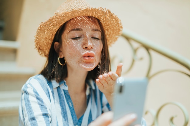 Vrouw die een videovraag van haar telefoon maakt