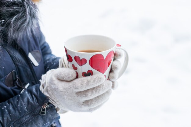 Vrouw die een warme drank drinkt