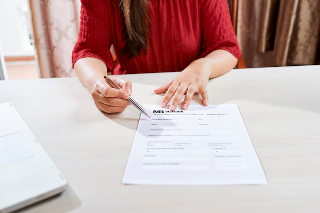 Vrouw die een zakelijk contract ondertekent