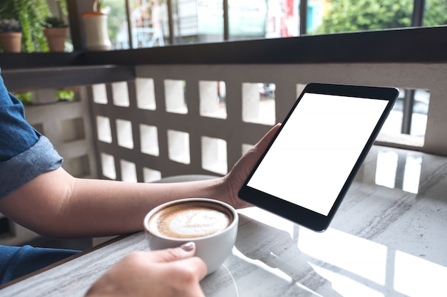 Vrouw die en een zwarte tablet houdt bekijkt