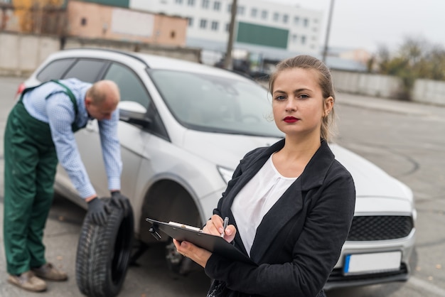 Vrouw die enkele documenten over autoservice invult