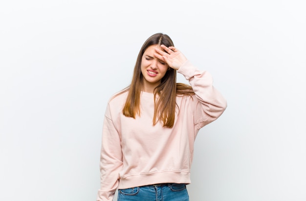 Vrouw die er gestrest, moe en gefrustreerd uitziet, het zweet van het voorhoofd droogt, zich hopeloos en uitgeput voelt