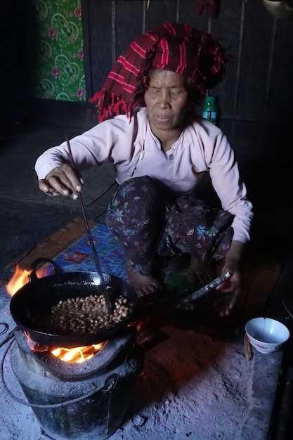 Foto vrouw die eten bereidt terwijl ze thuis in de keuken zit