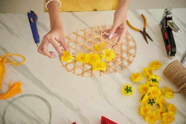 Vrouw die festivaldecoratie maakt