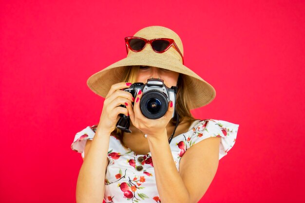 Vrouw die foto maakt met dslr-camera