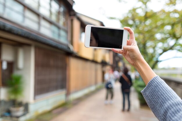 Vrouw die foto met mobiel neemt in kanazawa