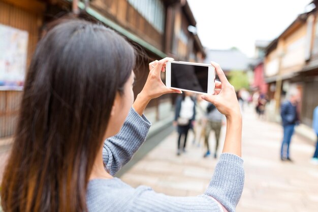 Vrouw die foto neemt in de stad Kanazawa