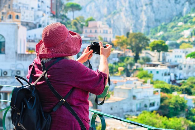 Vrouw die foto neemt op Capri-eiland, Italië