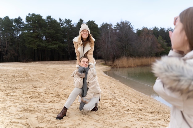 Vrouw die foto's maakt van haar vrienden met de camera terwijl ze op reis zijn