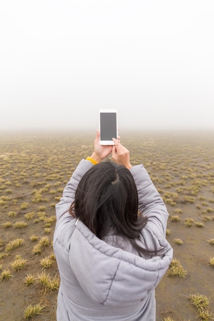 Vrouw die foto's maakt via de mobiele telefoon