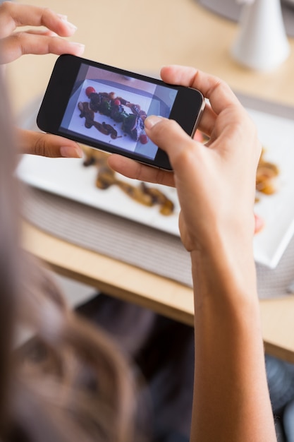 Vrouw die foto van maaltijd neemt