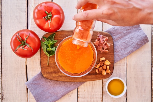 Vrouw die gazpacho voorbereidt. Mediterraan eten en gezonde voeding.