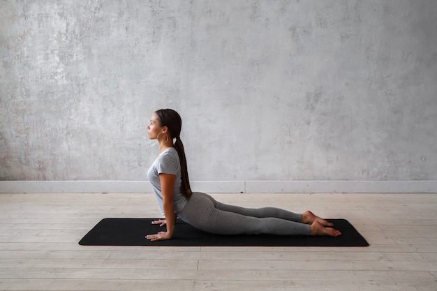 Vrouw die geavanceerde yoga uitoefenen.