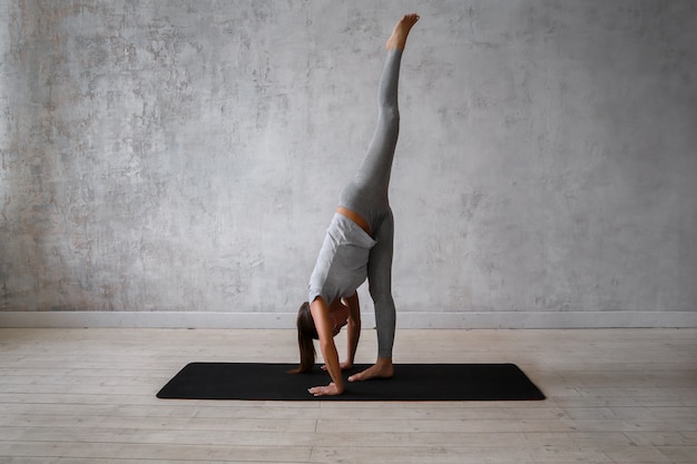 Vrouw die geavanceerde yoga uitoefenen.