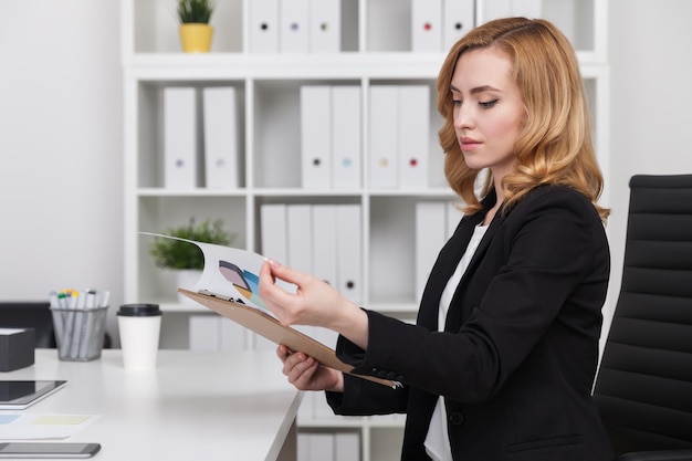 Vrouw die gegevens analyseert