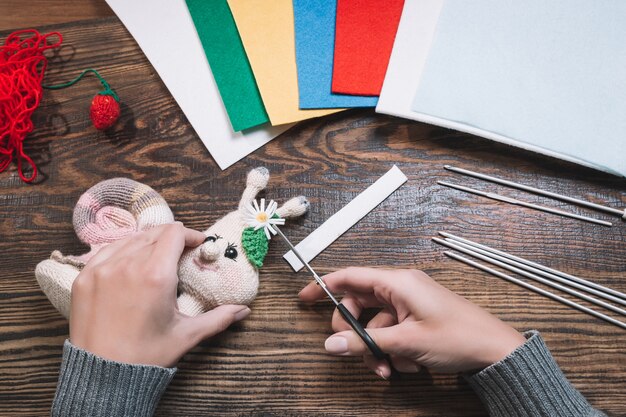 Vrouw die gehaakt handgemaakt Amigurumi-speelgoed maakt