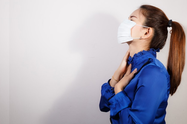 Vrouw die gezichtsmasker draagt, beschermt filter pm2.5 anti-vervuiling