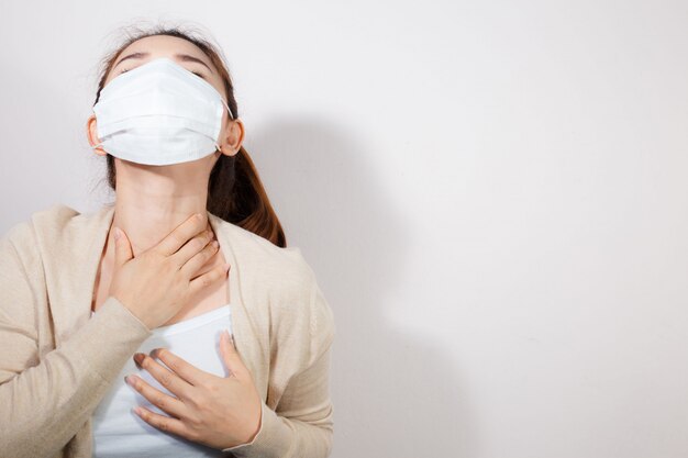 Vrouw die gezichtsmasker draagt, beschermt filter pm2.5 anti-vervuiling