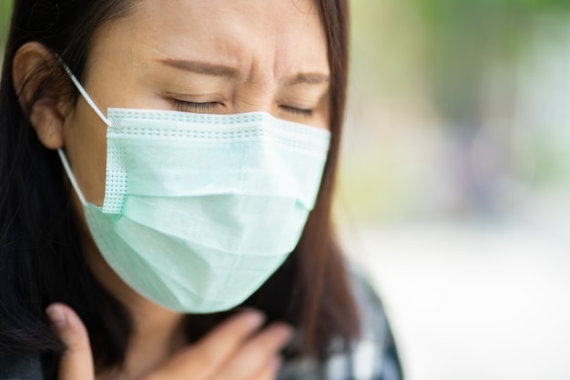 Vrouw die gezichtsmasker draagt, beschermt filter tegen luchtvervuiling (PM2.5) of draagt N95