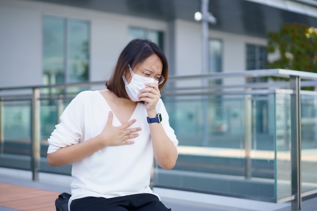 Vrouw die gezichtsmasker draagt, beschermt filter tegen luchtvervuiling PM25 of draagt N95-masker beschermt vervuiling, anti-smog en virussen