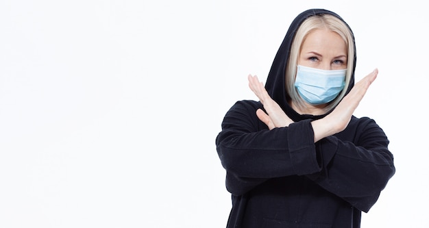 Vrouw die gezichtsmasker draagt. Concept coronavirus, respiratoir virus. Ondertekenen met handen stoppen