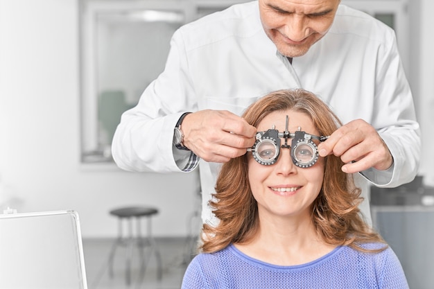 Vrouw die glazen met lens draagt om visie te controleren.