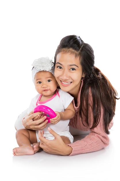 Vrouw die haar babymeisje houdt