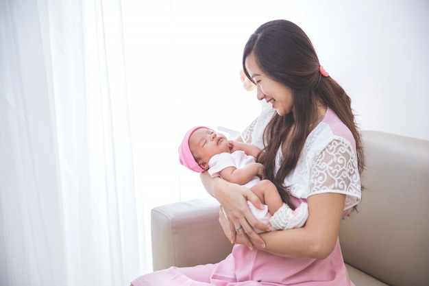 Vrouw die haar babymeisje houdt