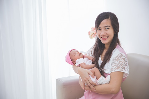 Vrouw die haar babymeisje houdt