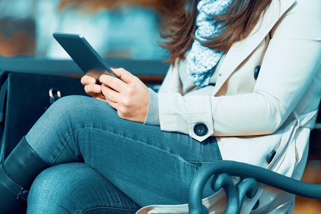 Vrouw die haar digitale tablet gebruikt