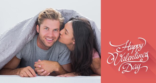 Vrouw die haar echtgenoot kust tegen gelukkige valentijnsdag