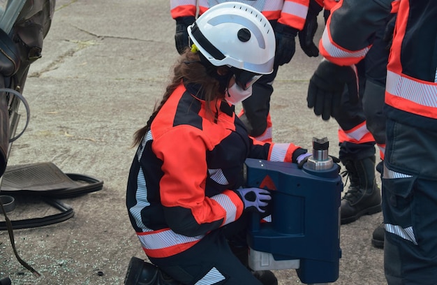 Vrouw die haar gereedschap controleert tijdens een ongeval