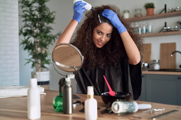 Vrouw die haar haar thuis verft