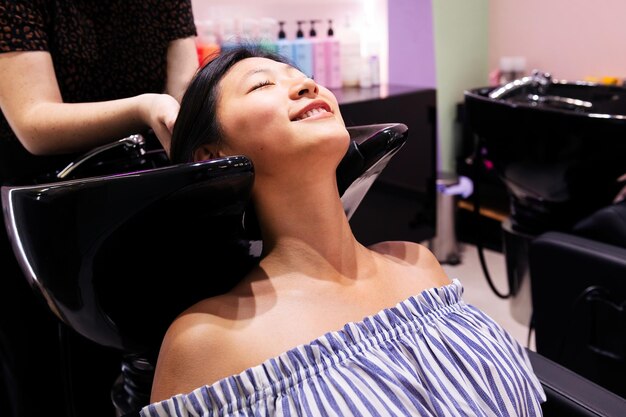 Vrouw die haar haar wast in de kapsalon