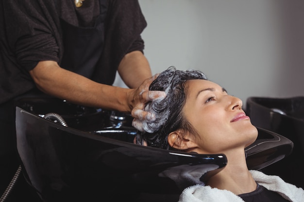 Vrouw die haar haarwas krijgt