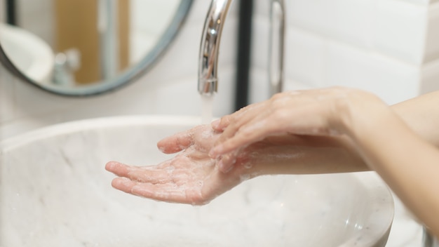 Vrouw die haar handen, nadrukvinger wast