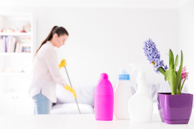 Vrouw die haar huis schoonmaakt