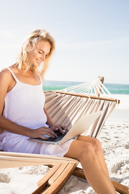 Vrouw die haar laptop met behulp van