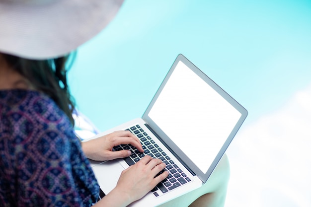 Vrouw die haar laptop met behulp van