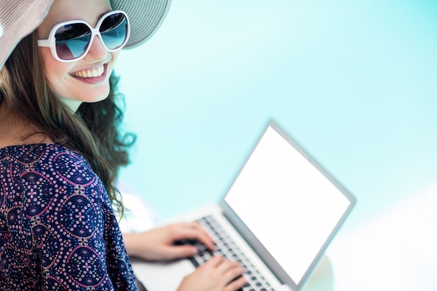 Vrouw die haar laptop met behulp van