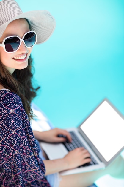 Vrouw die haar laptop met behulp van