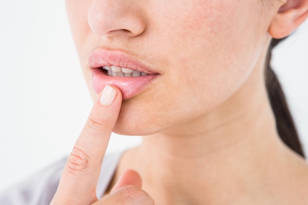 Vrouw die haar lip richt