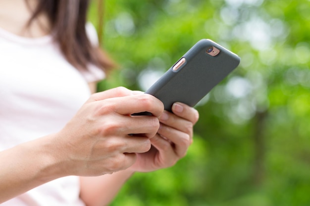 Vrouw die haar mobiele telefoon controleert