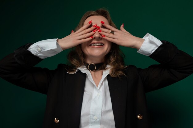 Vrouw die haar ogen met haar handen bedekt.