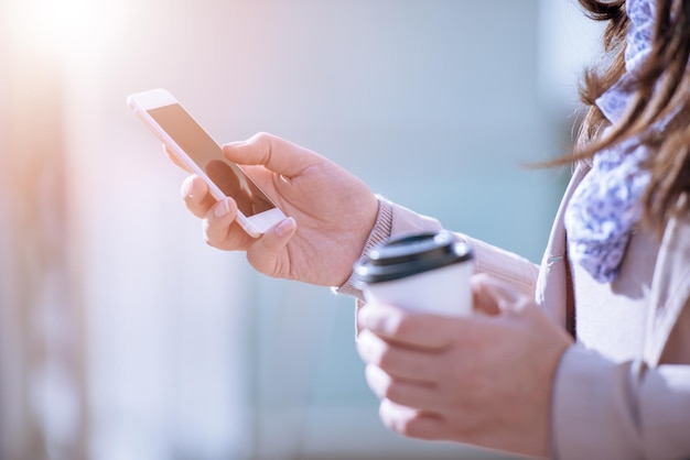 Vrouw die haar slimme telefoon met behulp van