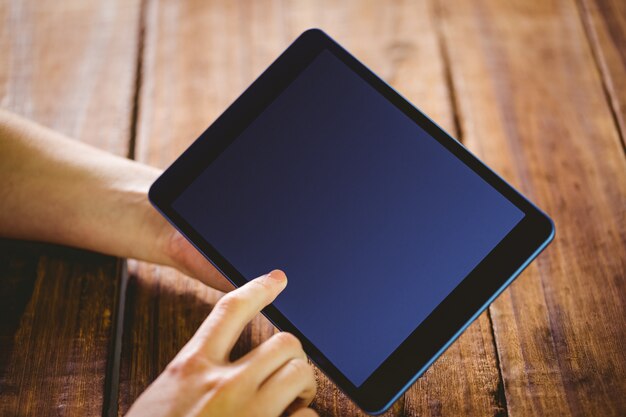 Vrouw die haar tabletpc met behulp van